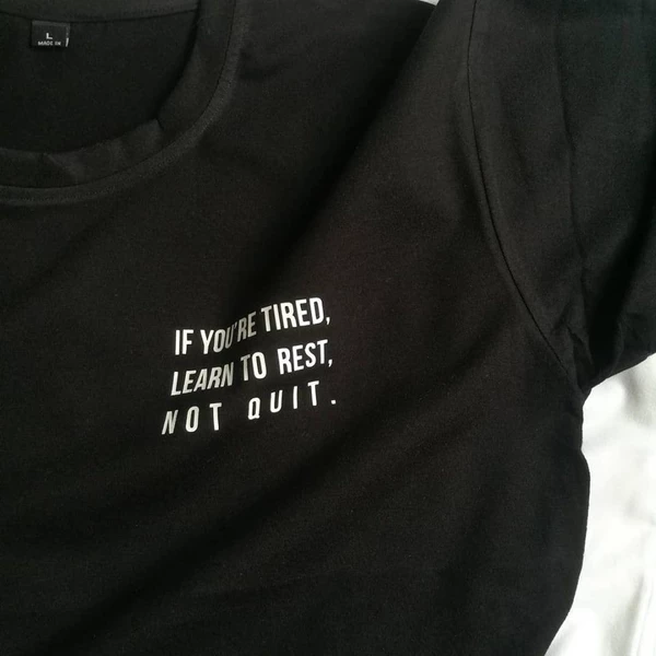 Áo thun tay ngắn unisex Chodole cho cả nam và nữ, chất liệu vải cotton in hình Learn to Rest, not Quit.