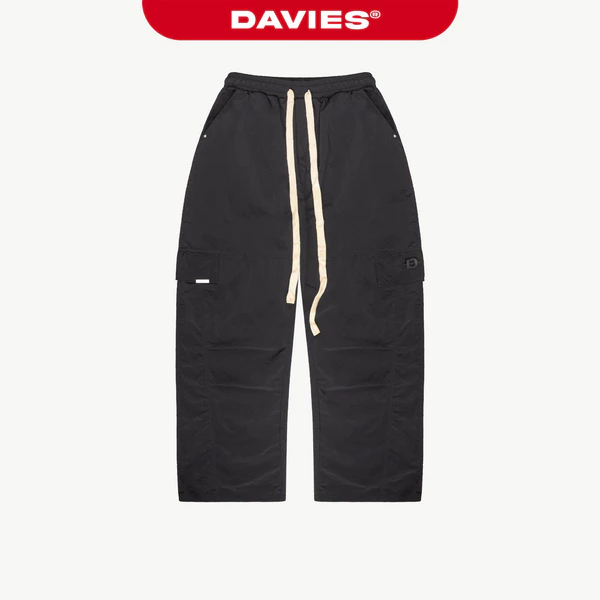 Quần Cargo ống rộng lưng thun DAVIES chất dù nhăn tag kim loại phối hoạ tiết logo thêu chìm Rivet Cargo Pants | D-Q12