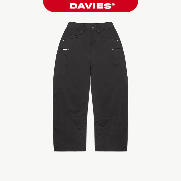 Quần ống suông cài khuy lưng thun DAVIES có bách nịt hoạ tiết viền chỉ vải dù nhăn logo thêu chìm Utility Pants | D-Q10