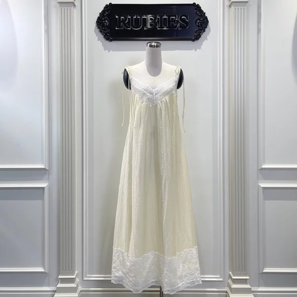 RUBIES Fairy Dress - Đầm Dài Nữ Vải Tơ Nhăn Phối Ren Dáng Suông 2 Dây Cổ Tim V