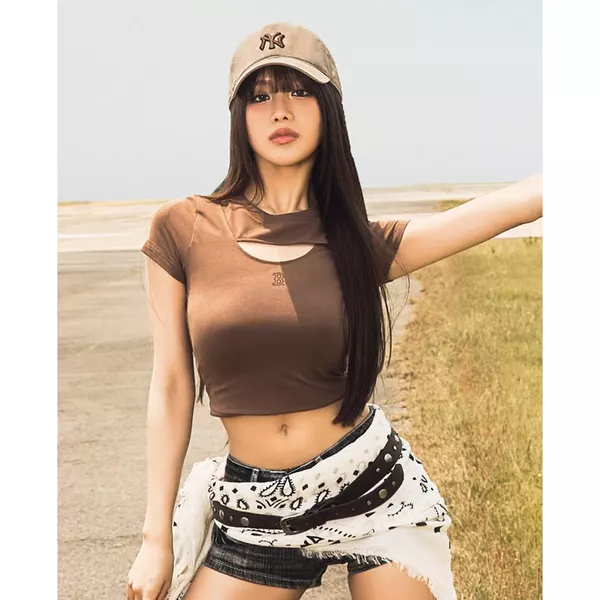 MLB - Áo thun nữ cổ tròn tay ngắn cut out_3FTSB7163-43BRN