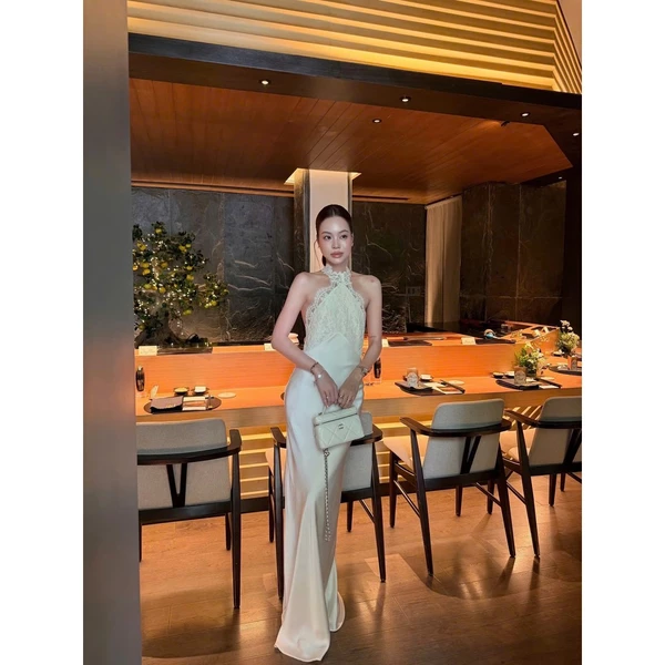RUBIES Swan Dress - Đầm Dài Nữ Vải Lụa Satin Phối Ren Dáng Ôm Suông Cổ Yếm Hở Lưng