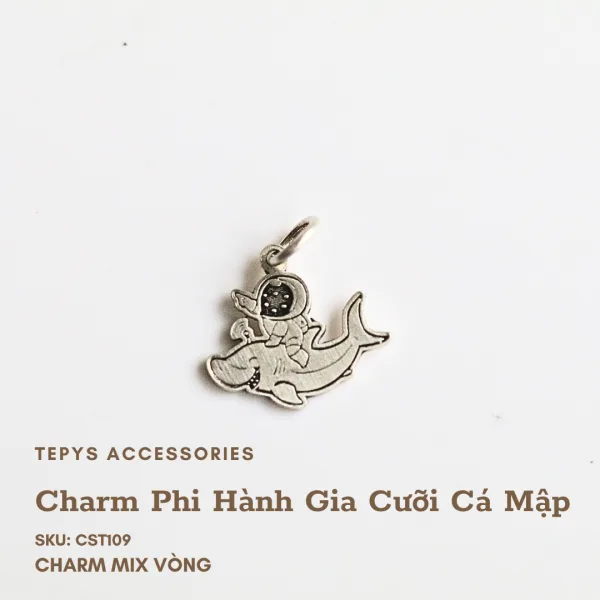 Charm Phi Hành Gia Cưỡi Cá Mập