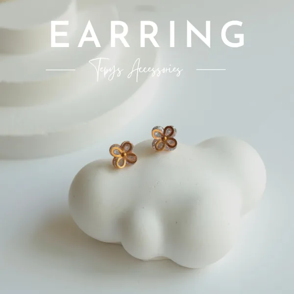 Four-Pelled Flower Earring