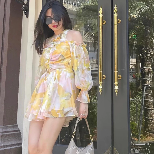 COCO SIN - Áo Liền Quần Hoa Vàng Nhún