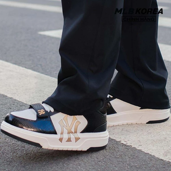 MLB - Giày sneakers unisex cổ thấp Chunky Liner Mid Lux_3ASXCMC3N-50BKS