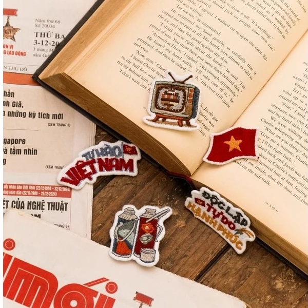 Pin cài ADORE bao cấp