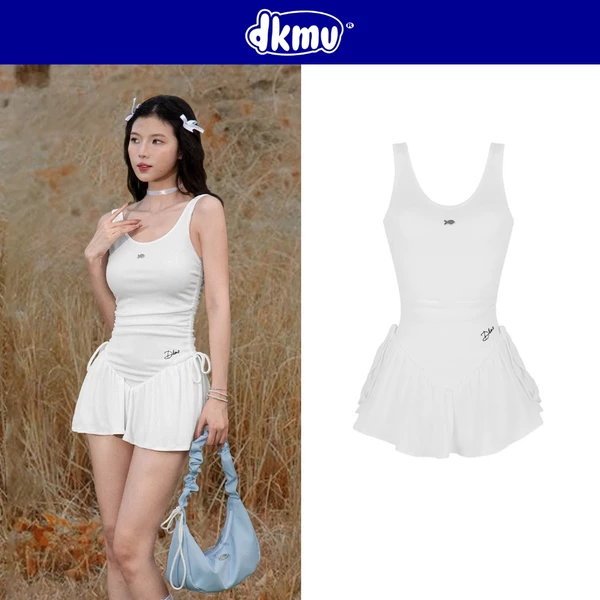 Váy jumpsuit DKMV màu trắng form hai dây bản to hở lưng họa tiết chữ thêu xinh xắn Obsti Dress | K21-D1