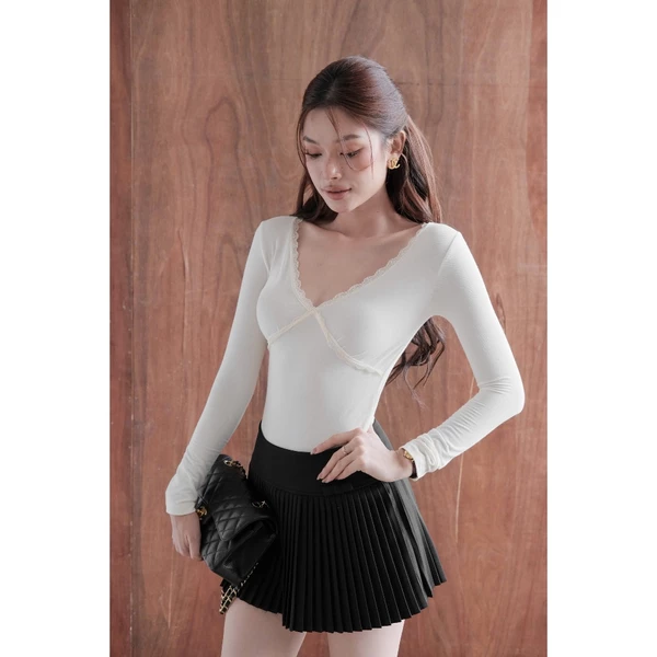 RUBIES Nana Top - Áo Thun Nữ Dáng Ôm Tay Dài Cổ Tim V