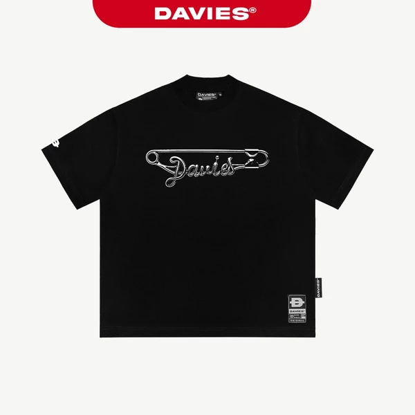 Áo thun form rộng in trước ngực DAVIES màu đen thun cotton nam, nữ kèm tag vải Safety Pin Tee | D-T19