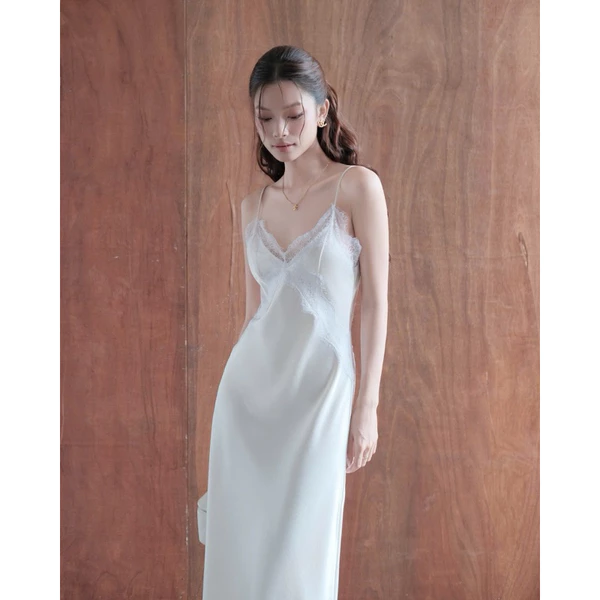 RUBIES Lacy Dress - Đầm Dài Nữ Vải Lụa Dáng Suông Chiết Eo 2 Dây Cổ Tim V Phối Ren