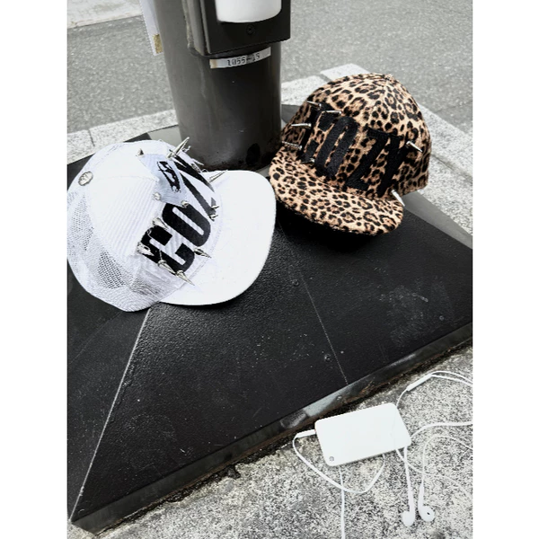 NÓN COZY SPIKED SNAPBACK