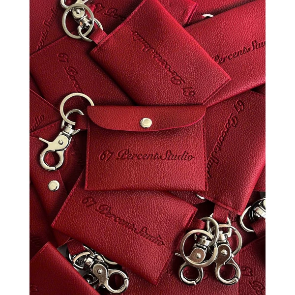 Túi Mini Pouch Charm 67PERCENT / 67% Chất Liệu Da PU Màu Đỏ In Logo Chìm - Card Holder