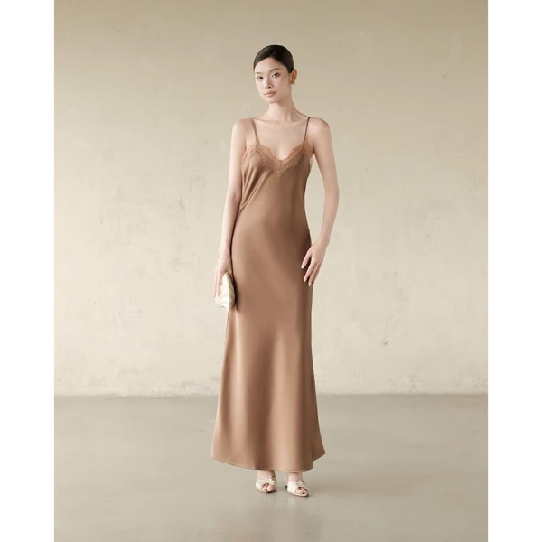 RUBIES Yves Dress - Đầm Dài Nữ Vải Lụa Dáng Suông Chiết Eo 2 Dây Cổ Tim V Phối Ren