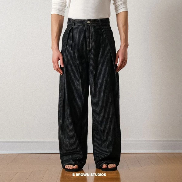 Quần Jeans Nam B Brown Kẻ Sọc Li Vát Chéo Ống Rộng Phủ Giày - Striped Wide Leg Jeans