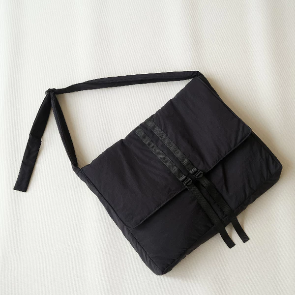 Túi đeo chéo padded kích cỡ lớn đựng vừa laptop nhiều ngăn có khoá kéo Selected Lacer