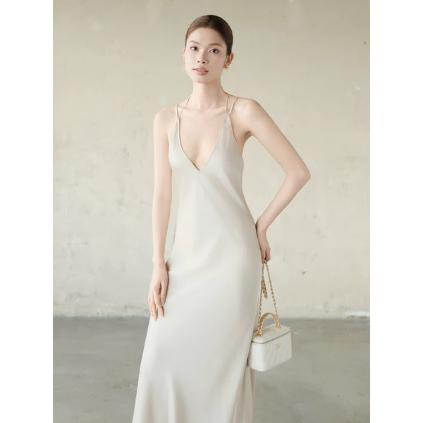RUBIES Kissie Dress - Đầm Dài Nữ Vải Lụa Tô Châu Dáng Suông Chiết Eo 2 Dây Cổ Tim V Hở Lưng