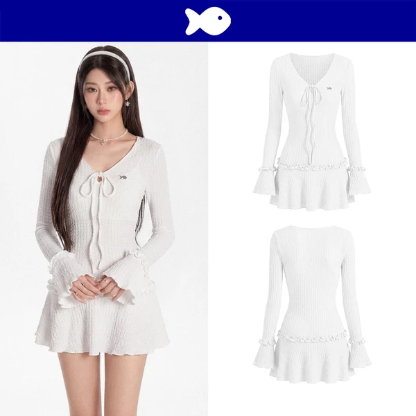 Đầm xoè ngắn tay loe dài viền bèo DKMV cổ V cột dây nơ đáng yêu logo cá thun xốp nhắn màu trắng Rae Dress | K-D60-T