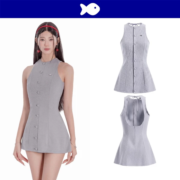 Đầm chữ A ngắn sát nách DKMV khoét lưng buộc dây nơ đáng yêu kèm quần trong logo cá màu xám trắng Wren Dress | K-D61-XT