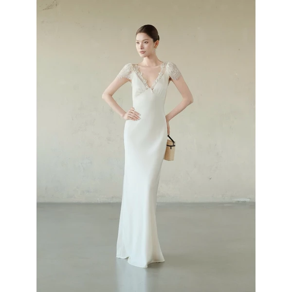 RUBIES Hilary Dress - Đầm Dài Nữ Vải Lụa Tô Châu Dáng Suông Chiết Eo Tay Ngắn Cổ Tim V Phối Ren