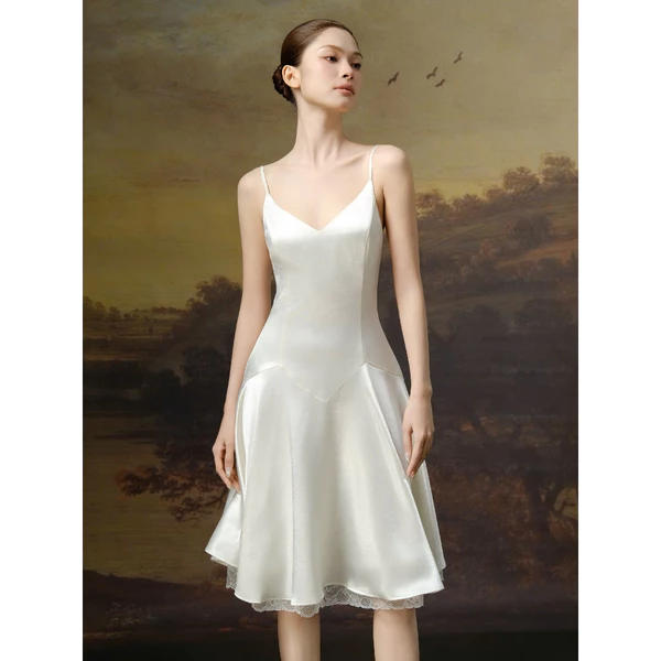 RUBIES Nataly Dress - Đầm Ngắn Nữ Vải Lụa Gãy Dáng Chữ A Tùng Xòe 2 Dây Cổ Tim V