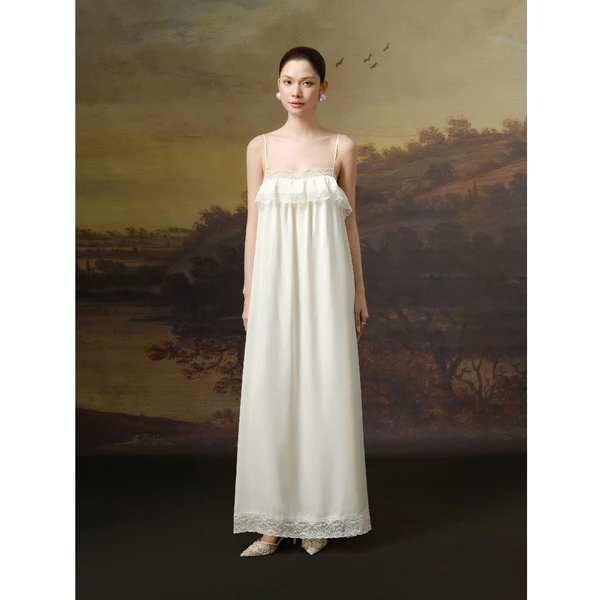 RUBIES Isoi Dress - Đầm Dài Nữ Vải Lụa Satin Phối Ren Dáng Suông 2 Dây Cổ Vuông Bèo Ngực