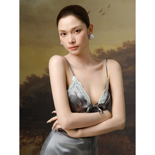 RUBIES Carti Dress - Đầm Ngắn Nữ Vải Lụa Satin Phối Ren Dáng Chữ A 2 Dây Cổ Tim V