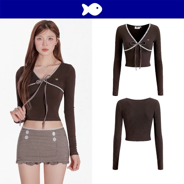 Áo tay dài nữ kiểu dáng croptop DKMV phối viền ren dây thắt nơ hoạ tiết caro điệu đà logo cá màu nâu Sahara Top | K-T80