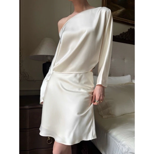 RUBIES Bella Skirt - Váy Ngắn Nữ Vải Lụa Tô Châu Dáng Suông Lưng Thun