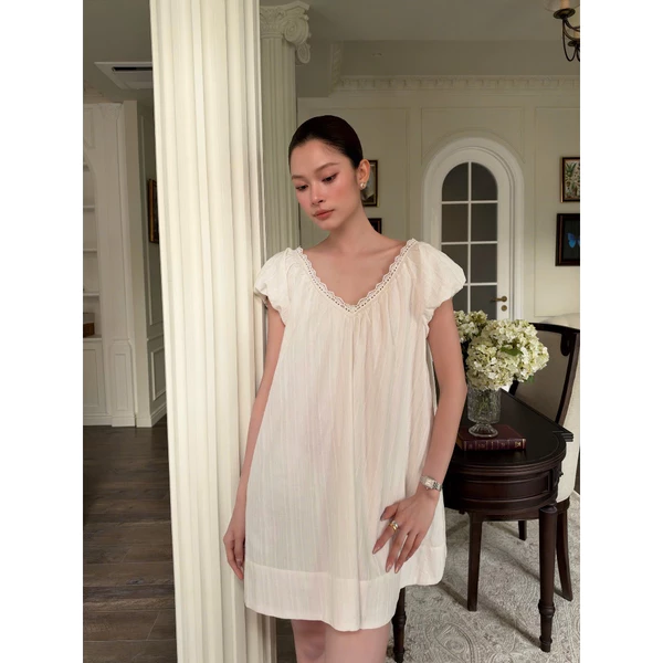 RUBIES Nami Dress - Đầm Ngắn Nữ Vải Kate Thêu Dáng Suông Rộng Tay Ngắn Bồng Cổ Tim V Phối Ren