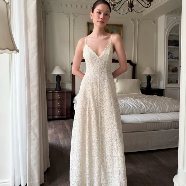 RUBIES Monica Dress - Đầm Dài Nữ Vải Ren Hoa Dáng Tùng Xòe 2 Dây Cổ Tim V