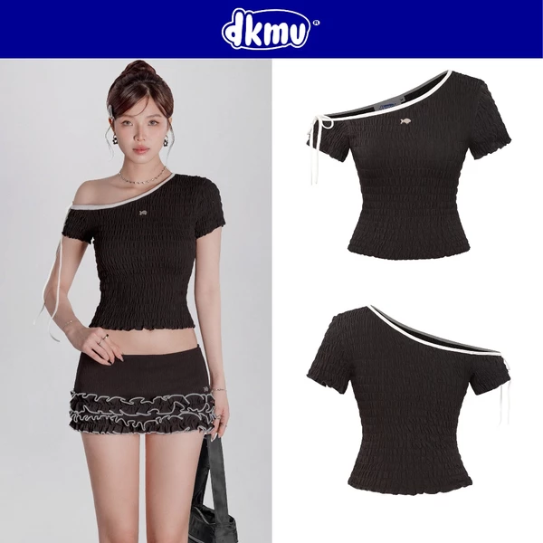 Áo lệch vai tay ngắn phối viền cột nơ DKMV màu đen kiểu chun nhún ôm dáng đáng yêu logo inox Cá Ruffle Top | K-T27-D