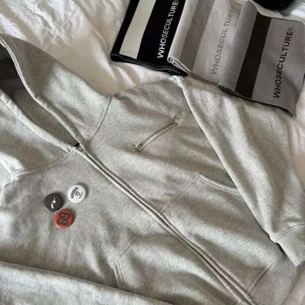 [DEAL MỞ BÁN] BADGE HOODIE ZIP - Áo khoác nỉ bông pin cài dây kéo kim loại (Có túi trong) Whose Studio