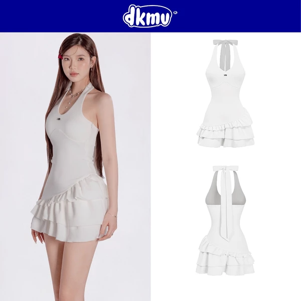 Đầm cổ yếm trắng dáng xòe xếp tầng DKMV dây cột nơ hở lưng điệu đà phối tà váy lệch đính logo cá Kylie Dress | K-D40-T