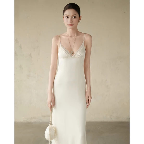 RUBIES Eva Dress - Đầm Dài Nữ Vải Lụa Tô Châu Dáng Suông Chiết Eo 2 Dây Cổ Tim V Phối Ren Hở Lưng
