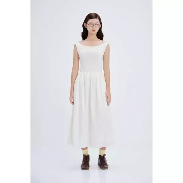 LIBÉ WORKSHOP - Đầm dài trễ vai dáng suông thân trên thun gân thân dưới vải cotton màu trắng 7468