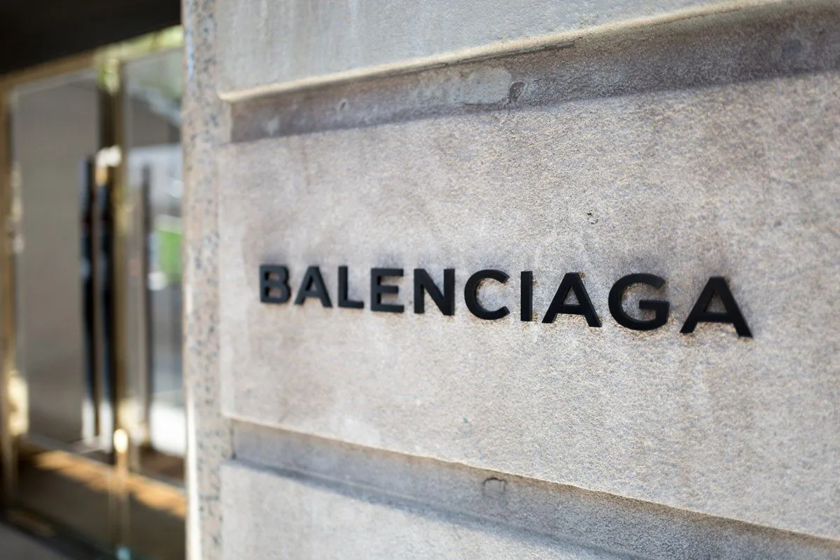 Balenciaga và Saint Laurent đồng loạt sản xuất mặt nạ, khẩu trang phòng dịch