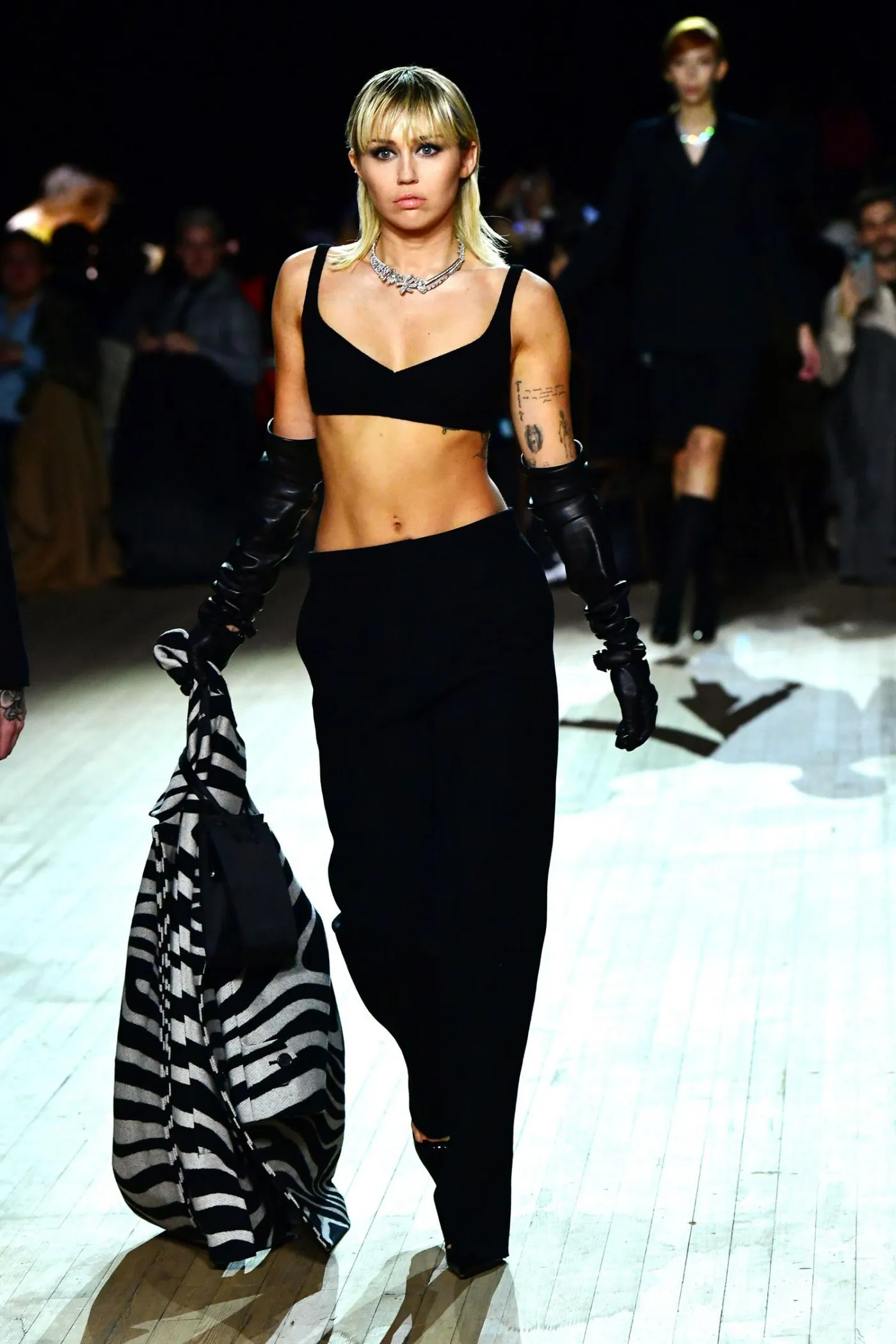 Miley Cyrus trở thành “nàng thơ” của Marc Jacobs trên sàn diễn New York Fashion Week