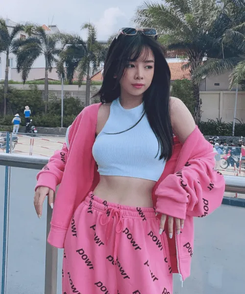 Mie năng động trong set áo croptop kết hợp cùng quần ống rộng thể thao.