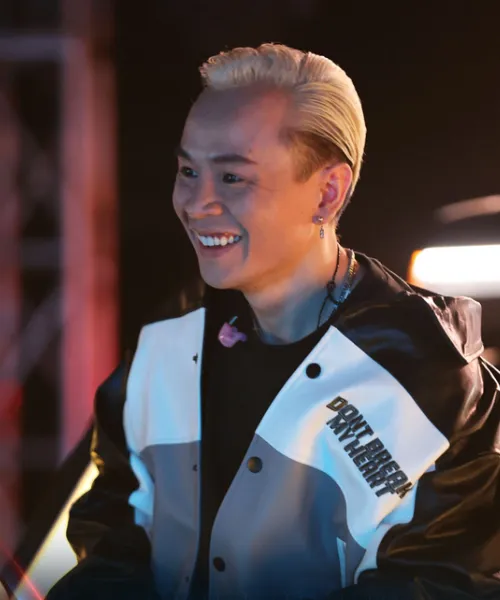 “Người yêu tin đồn của Châu Bùi” cũng sắm cho mình một phiên bản jacket da đen để cân bằng lại tủ đồ quá nhiều màu hồng của mình.
