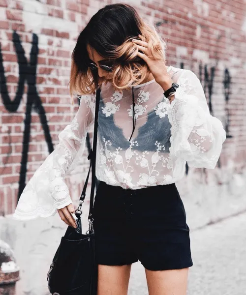 Với những cô nàng thích sự thoải mái, công thức mix bralette bên trong áo pull hoặc áo cổ lọ được làm từ chất liệu vải mỏng nhìn xuyên thấu