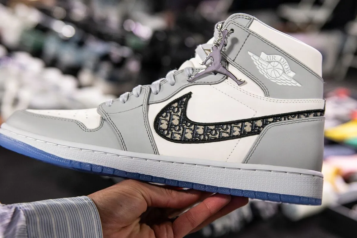 Giới sneakerhead rung chấn với phát hành sneaker bất ngờ đến từ Nike x Supreme