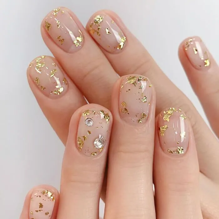 Nail đẹp màu vàng kim, trắng ngọc trai: tiền tài