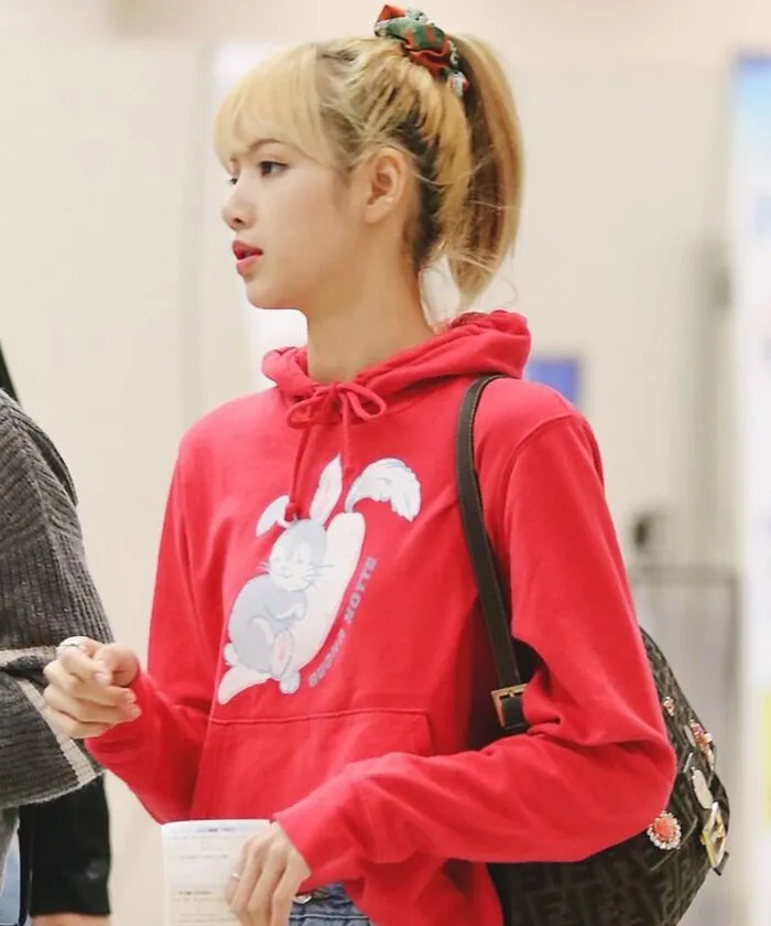 Thời trang sân bay của Lisa Blackpink