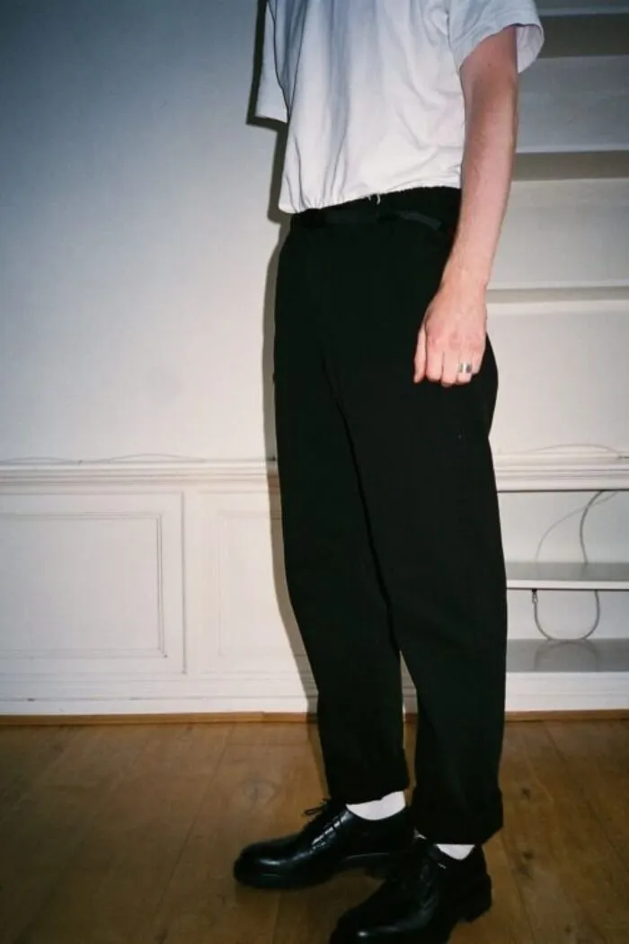 Relaxed Legged Trousers mang đến phong cách phóng khoáng của tuổi trẻ