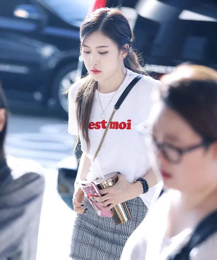 Thời trang sân bay của Rosé Blackpink