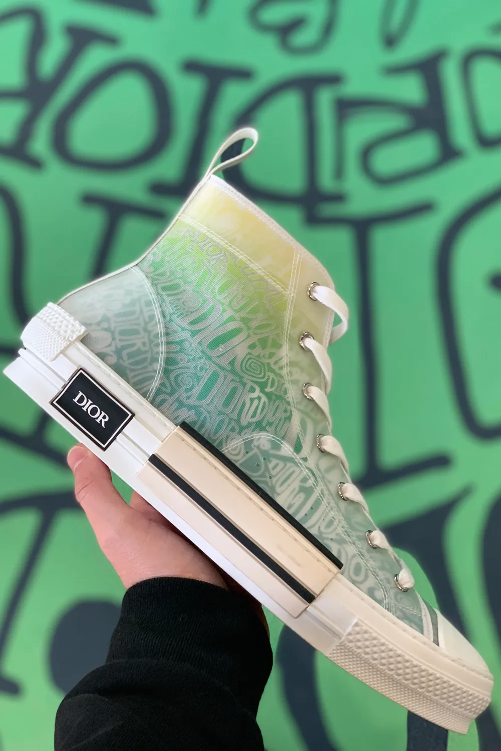Ngạt thở với những hình ảnh mới nhất trên thiết kế Shawn Stussy x Dior B23