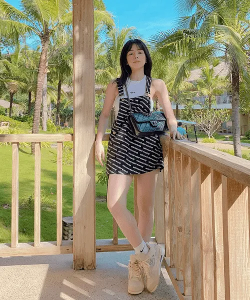 Nếu cá tính hơn, đừng ngại diện váy yếm với áo crop top hoặc sơ mi ngắn tay như cách phối đồ cùng DJ Mie 