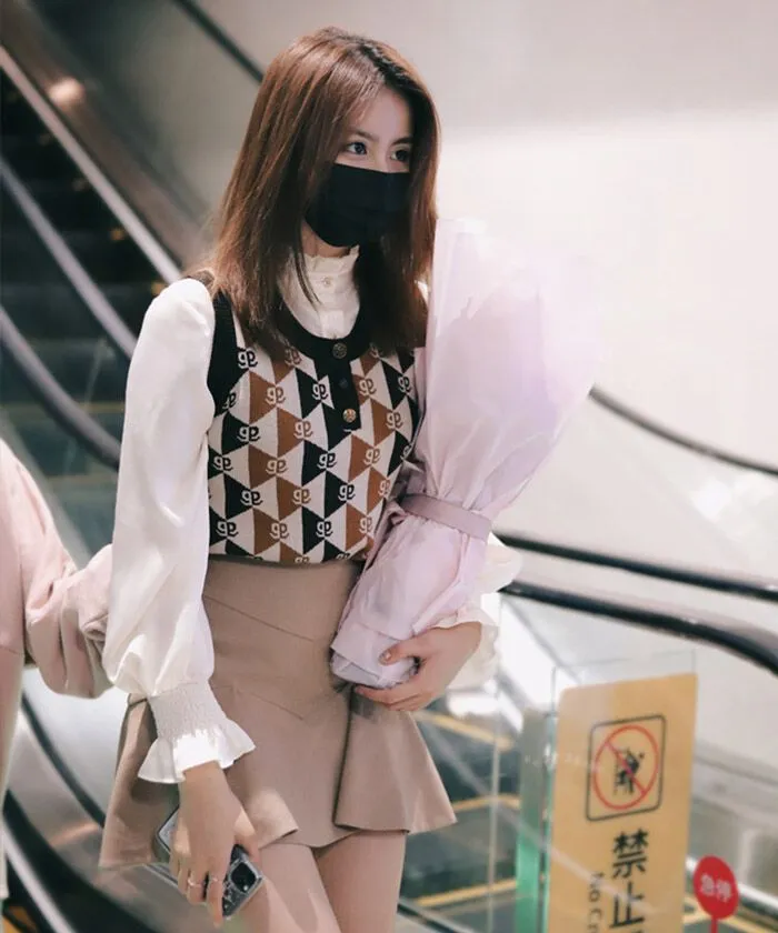 Phối đồ với áo gile nữ cùng chân váy