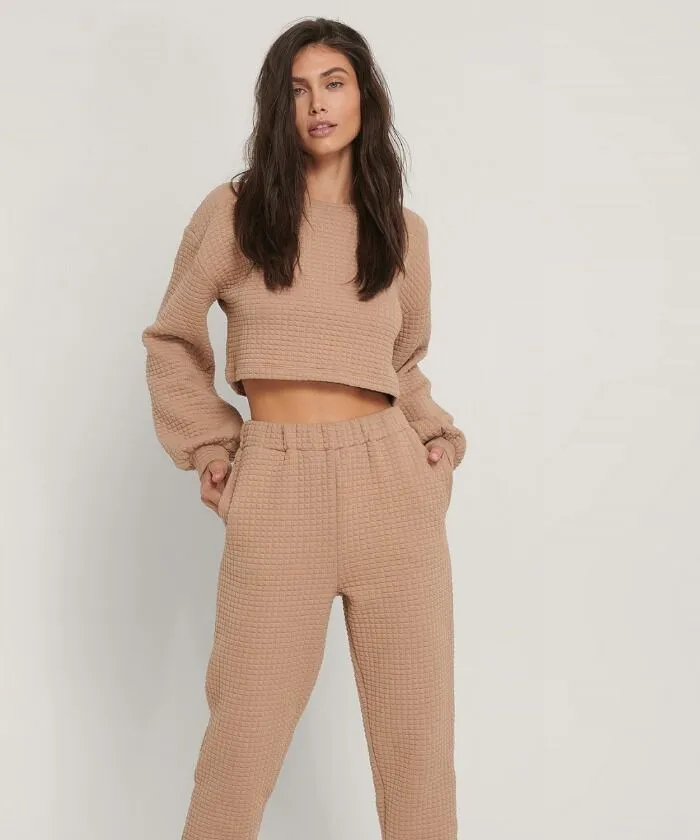 Kết hợp cùng áo hoodie croptop